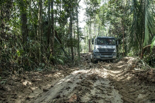 Axor na Amazônia- Mercedes-Benz